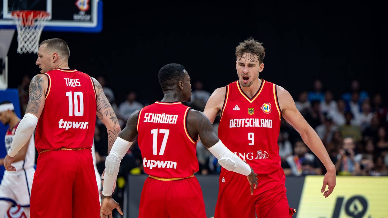 Daniel Theis, Dennis Schröder und Franz Wagner gemeinsam während der WM-Partie gegen die USA am 8. September 2023.