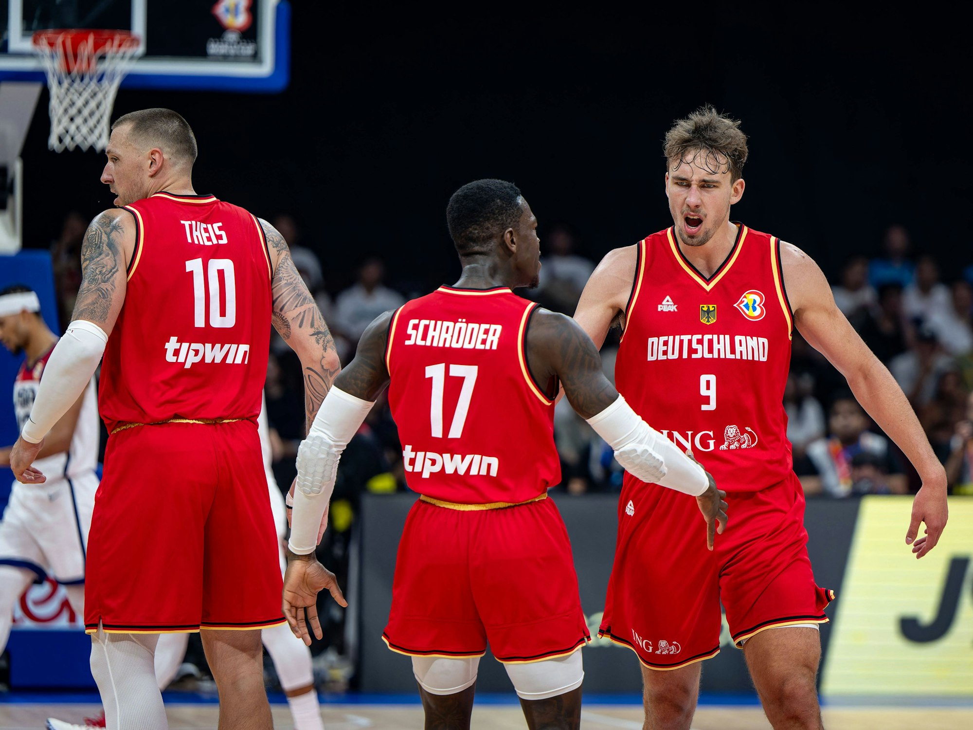 Daniel Theis, Dennis Schröder und Franz Wagner gemeinsam während der WM-Partie gegen die USA am 8. September 2023.