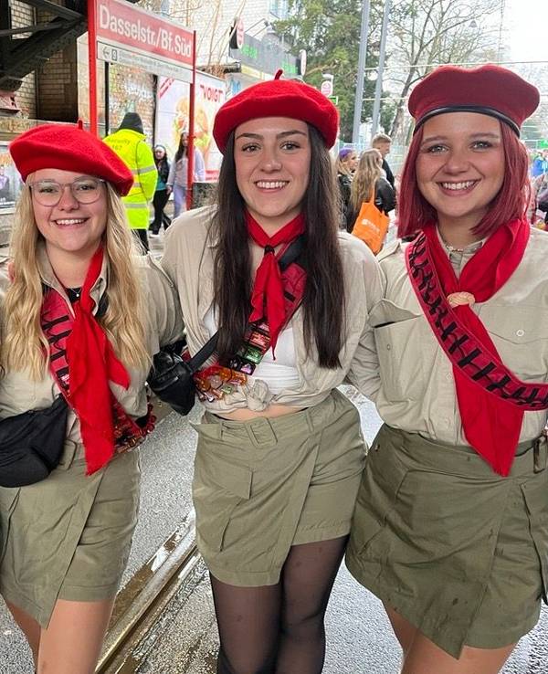 Eine Gruppe verkleideter Frauen posiert für ein Foto.