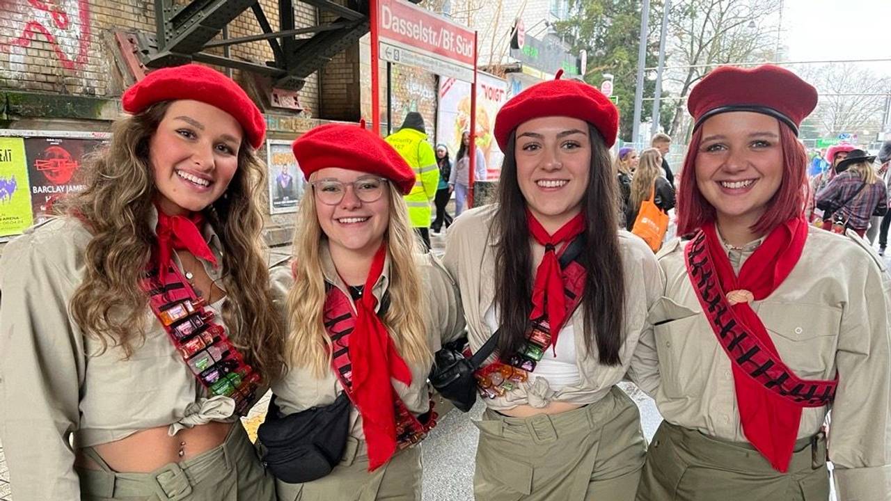 Eine Gruppe verkleideter Frauen posiert für ein Foto.