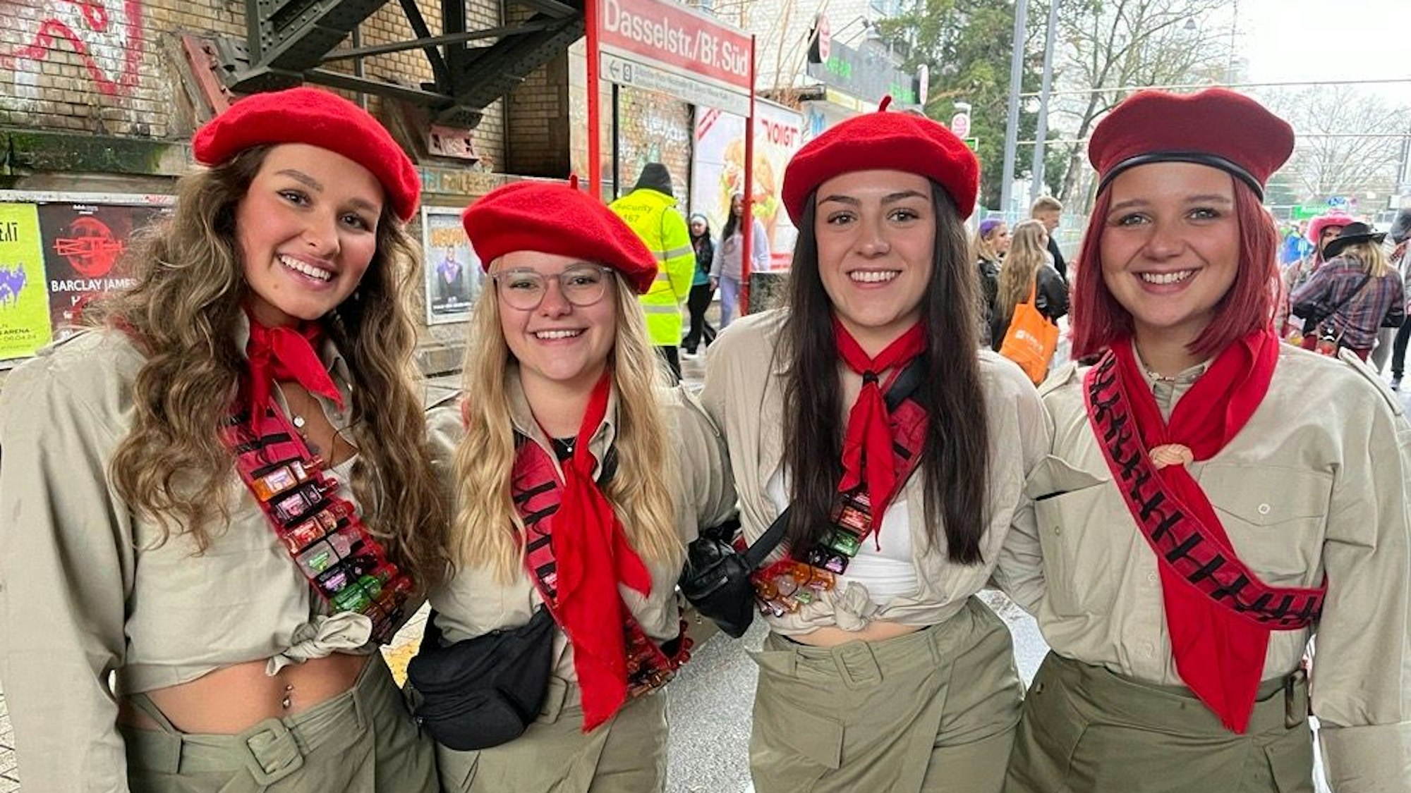 Pfadfinderinnen während Weiberfastnacht in Köln.