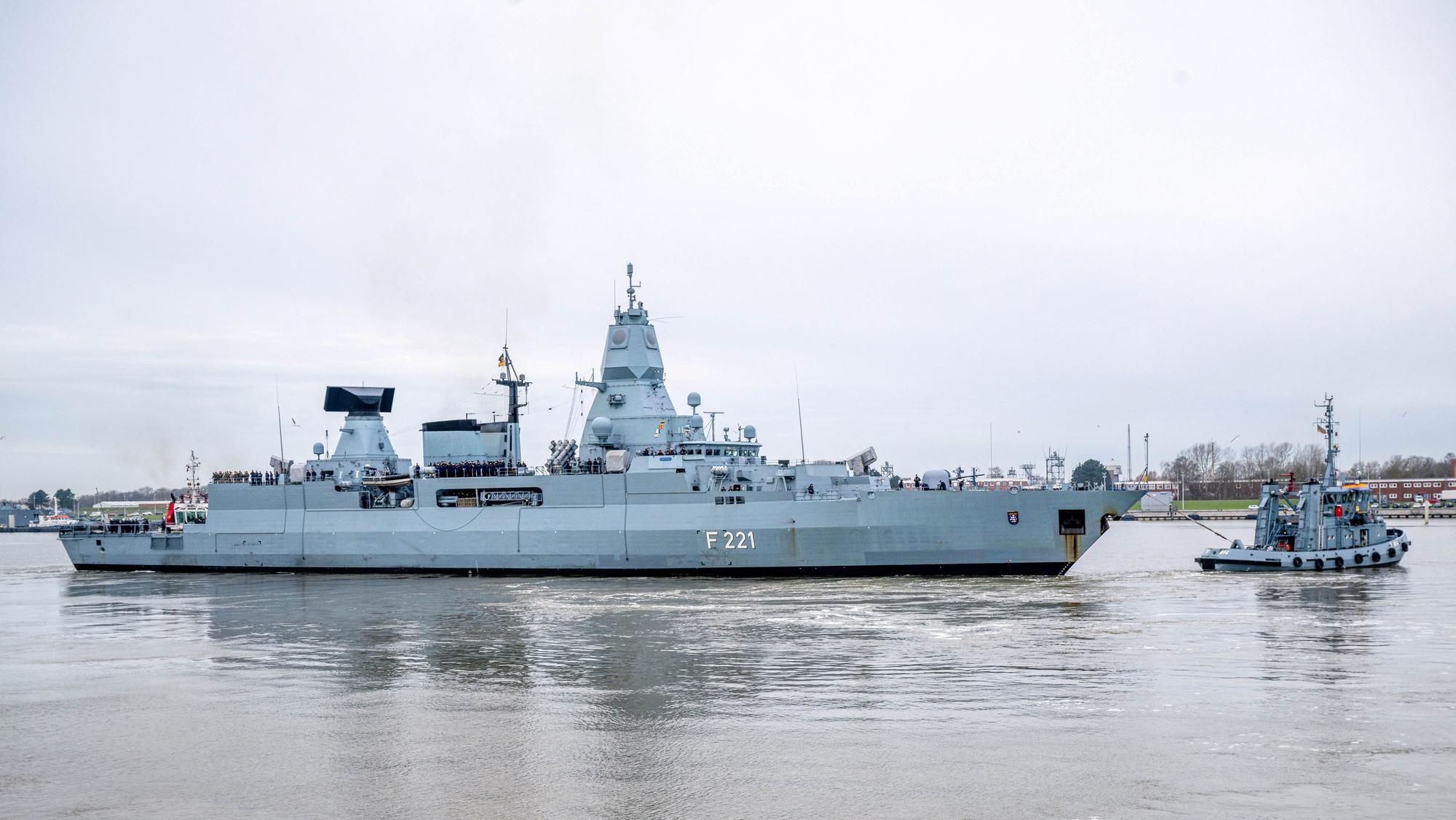 Die Fregatte „Hessen“ läuft aus dem Hafen aus.