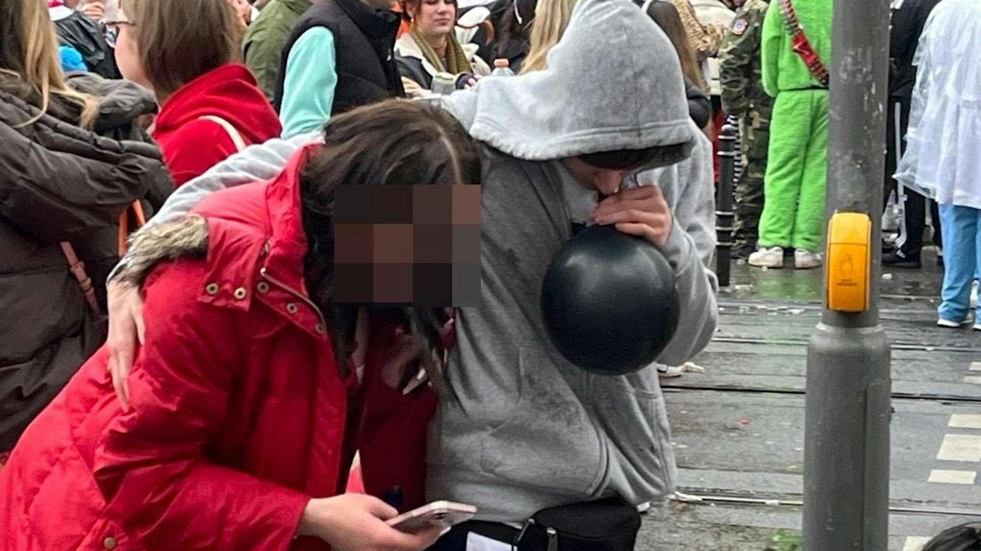 Ein junger Mann konsumiert Lachgas.