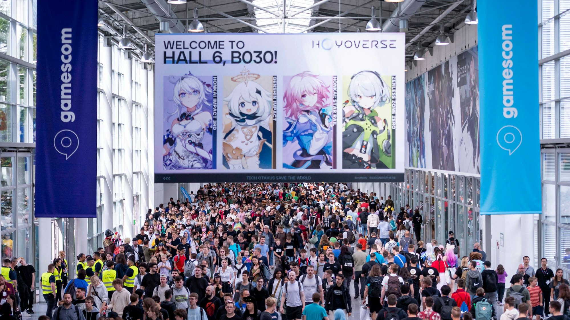Foto einer großen Menschenmenge, die während der Gamescom in den Hallen der Koelnmesse unterwegs ist.