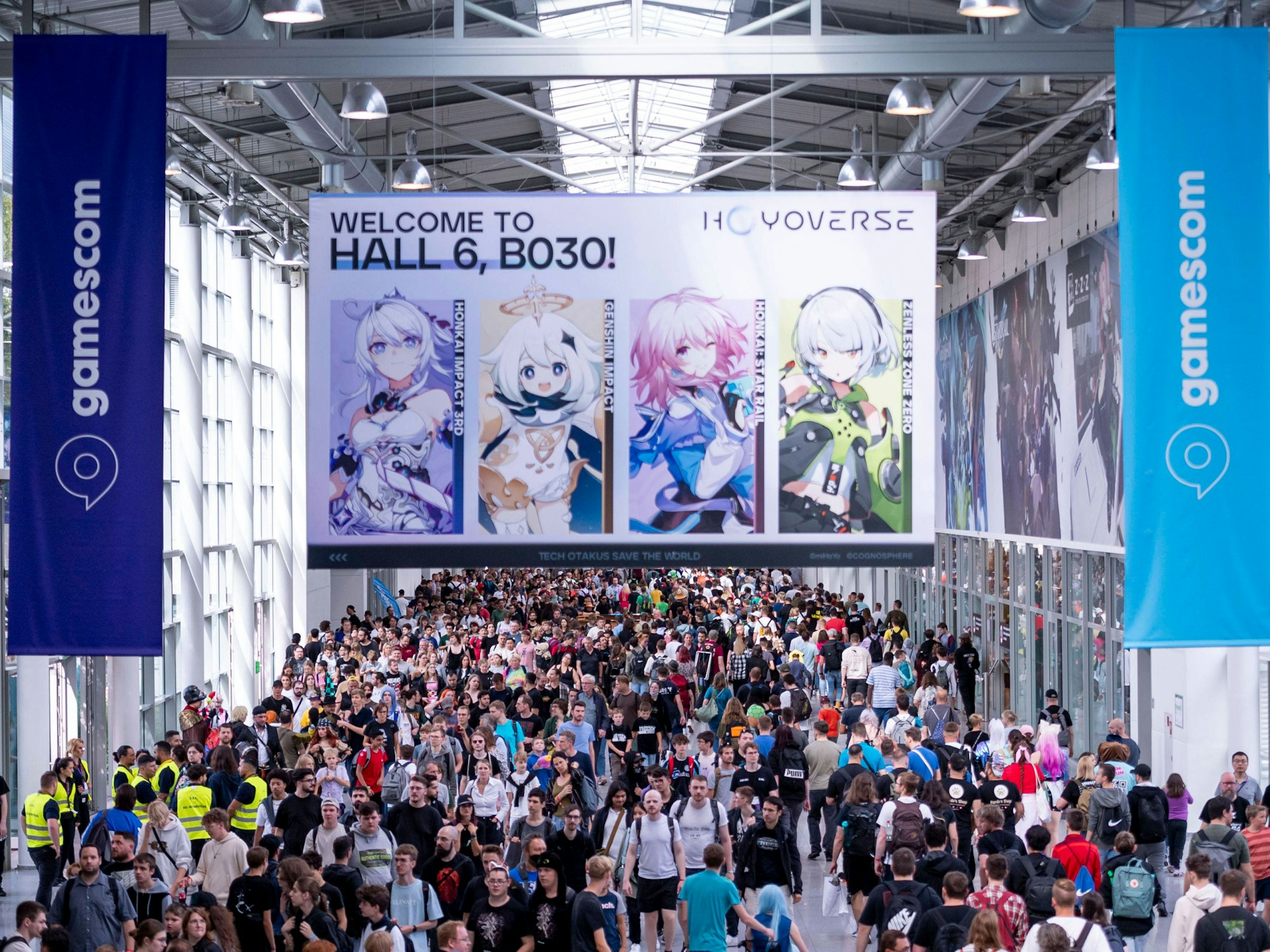 Tausende Besucher strömen durch die Gamescom-Messehallen.