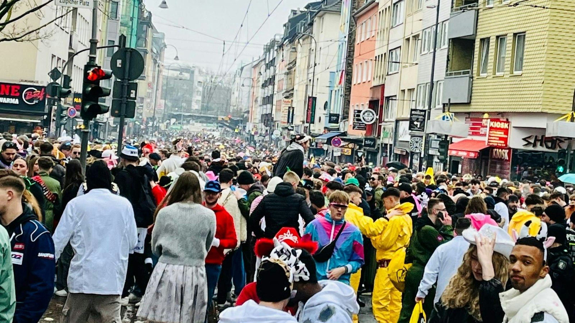 Die halbwegs volle Zülpicher Straße in Köln im Überblick.
