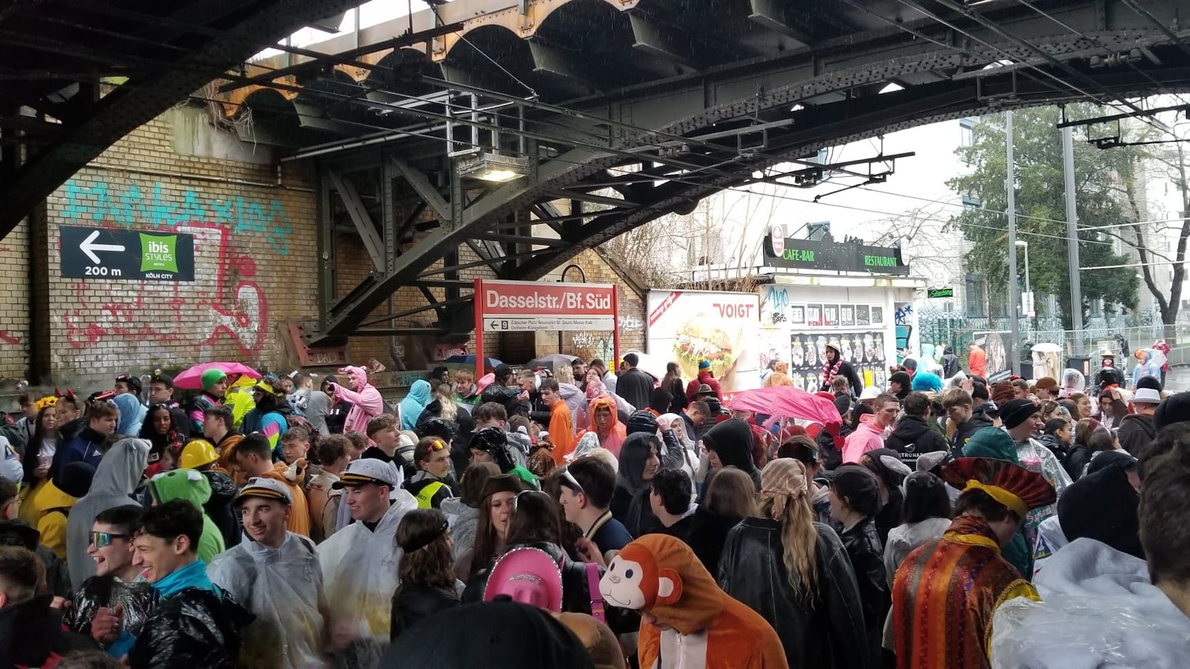 Viele Menschen unter der Brücke am Südbahnhof in Kostümen.