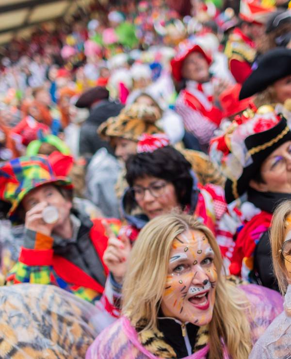 Zwei Karnevalistinnen lachen an Weiberfastnacht in die Kamera.