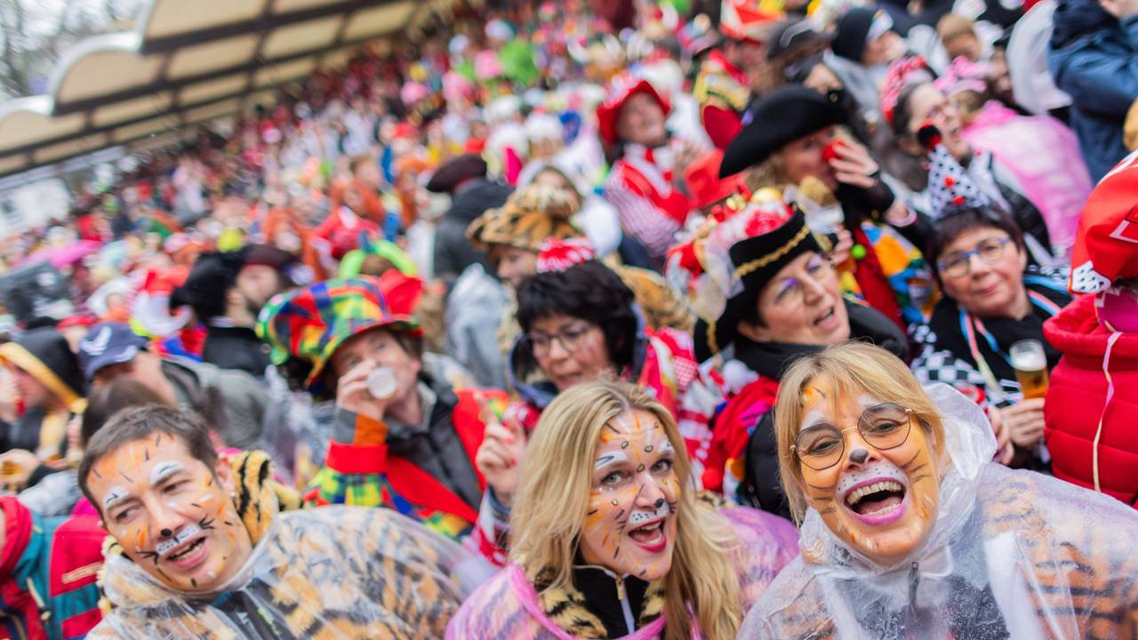 Zwei Karnevalistinnen lachen an Weiberfastnacht in die Kamera.