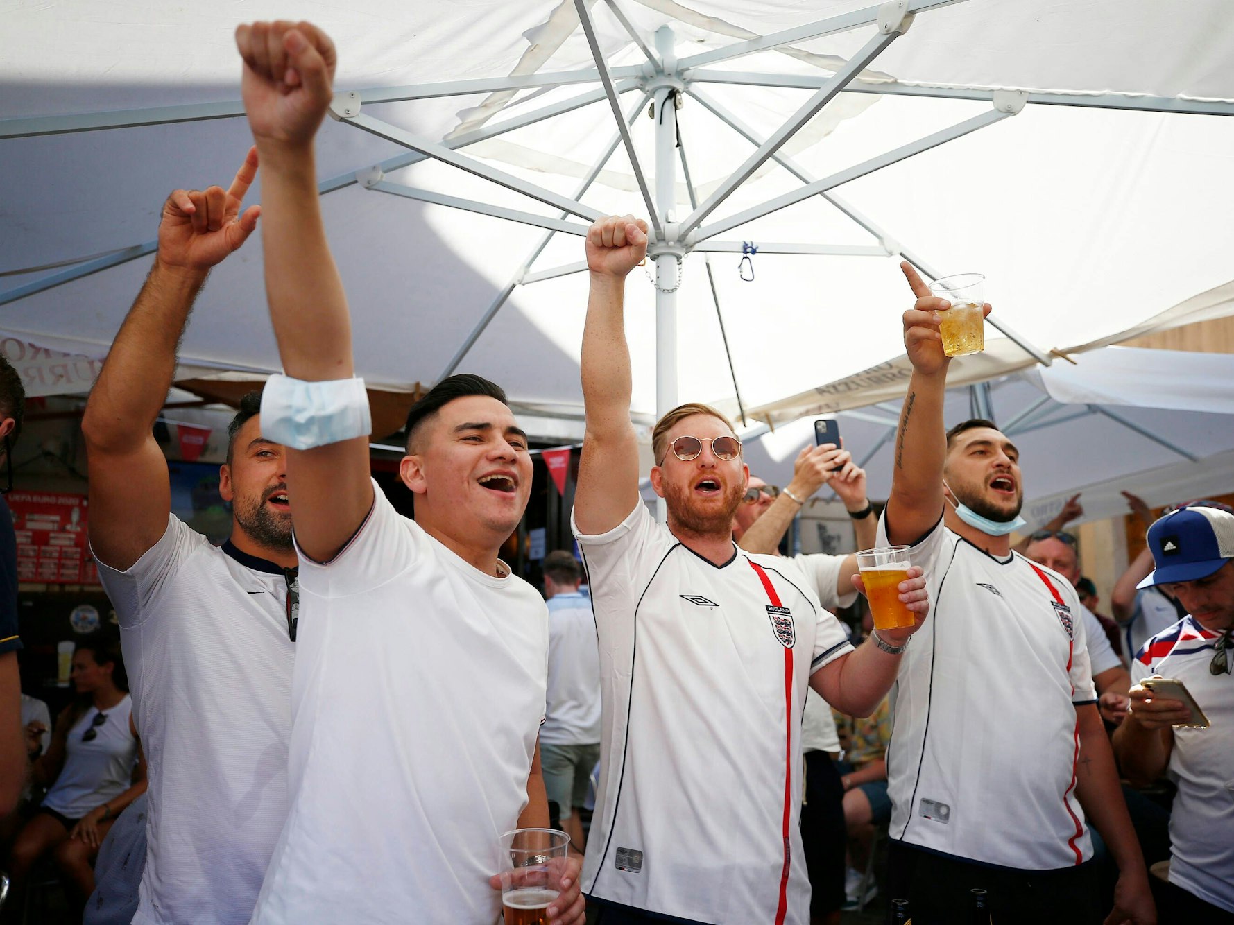 Englische Fußball-Fans vor dem EM-Viertelfinalspiel gegen die Ukraine am 3. Juli 2021 in einer Gaststätte in Rom.