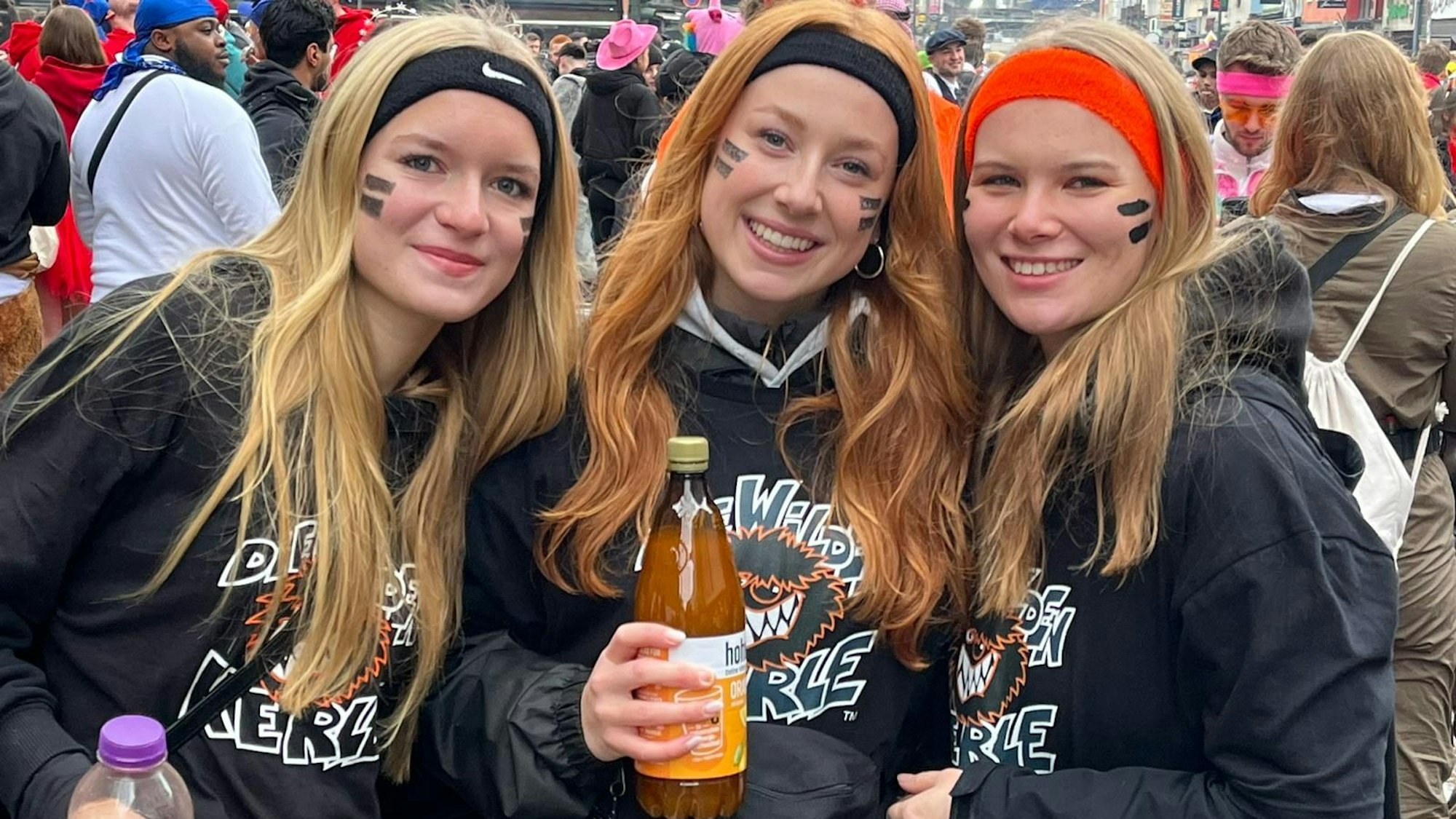 Drei Frauen im Kostüm posieren für die Kamera.