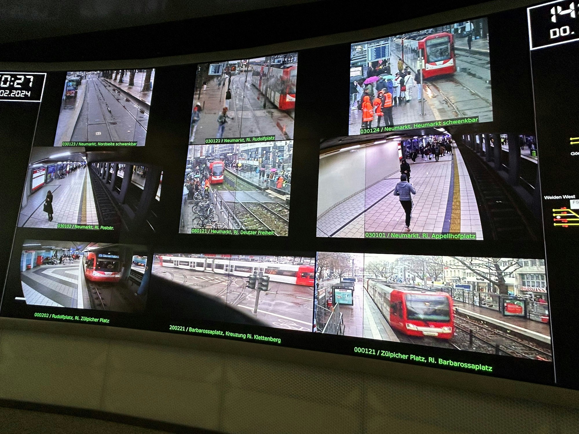 Monitore in der KVB-Leitstelle.