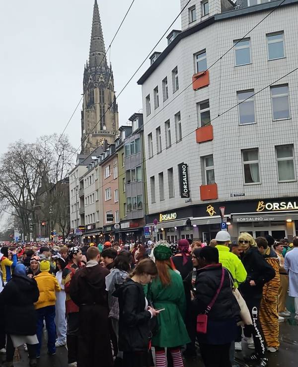 Feiernde auf der Zülpicher Straße.