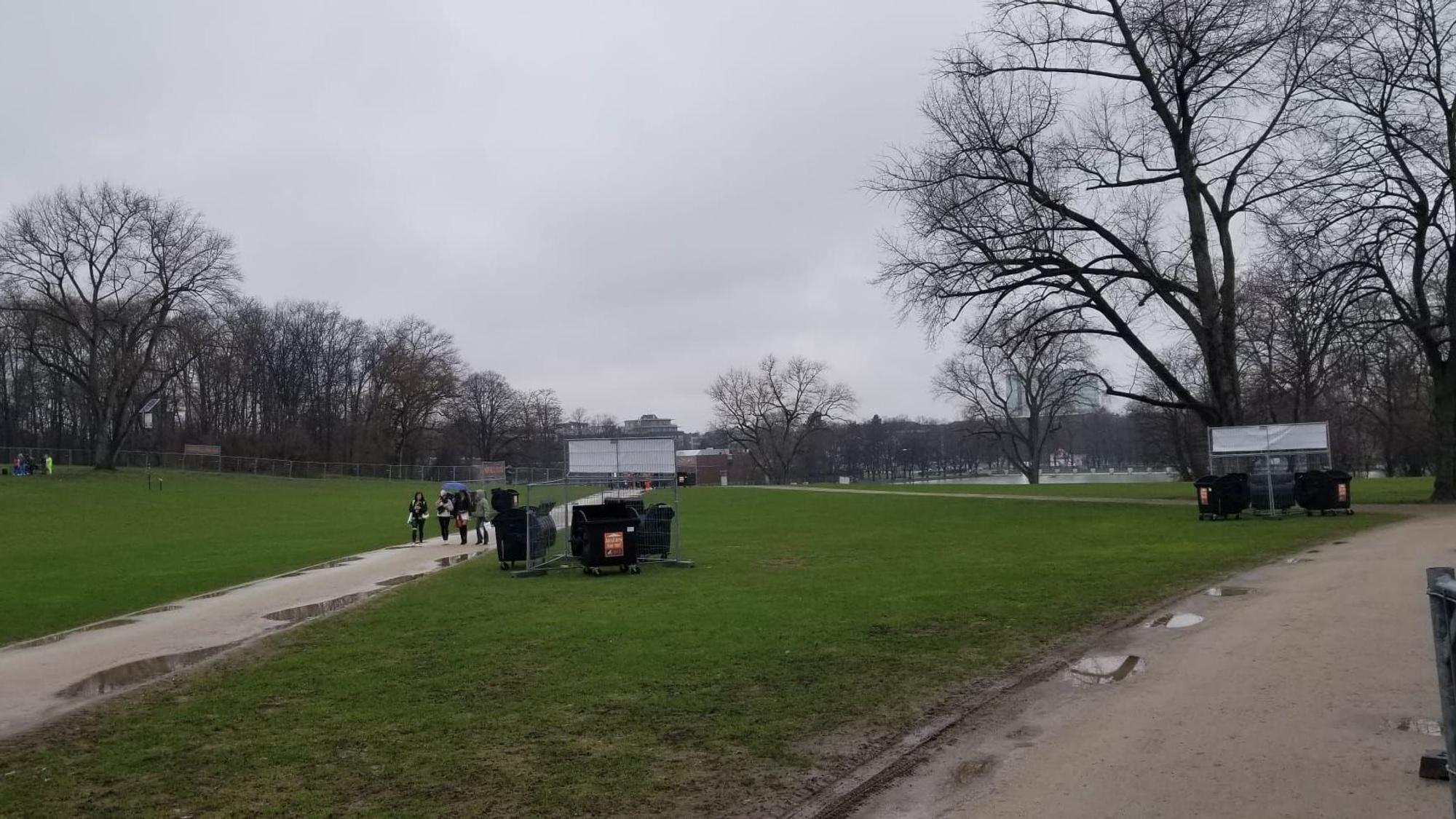 Foto vom leeren Kölner Grüngürtel an Weiberfastnacht.