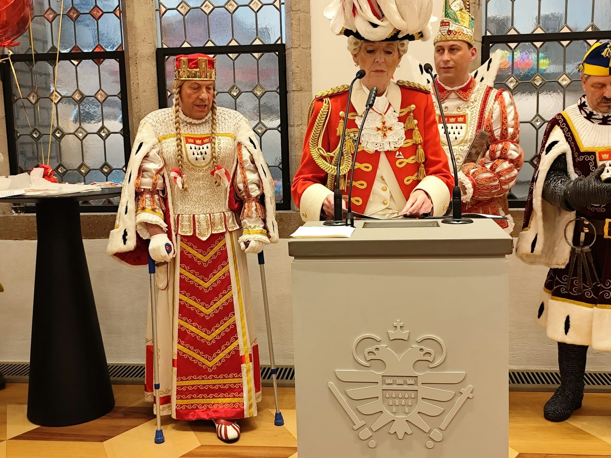Jungfrau Frieda auf Krücken bei OB Reker im Kölner Rathaus.