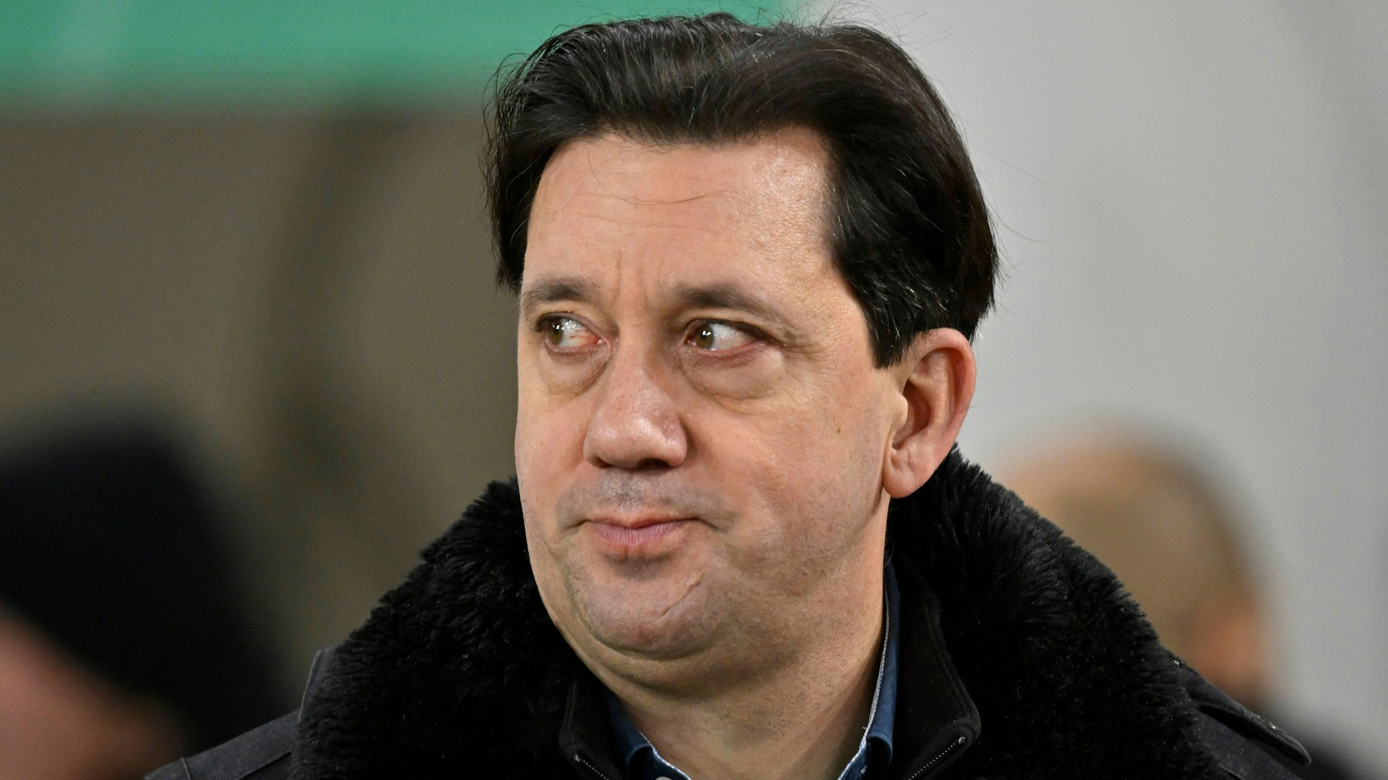 Ex-Schiedsrichter Manuel Gräfe steht im Stadion.