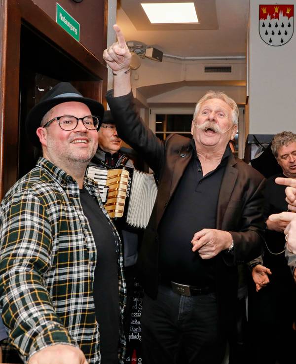 Die Kläävbotze singen für Björn Heuser.