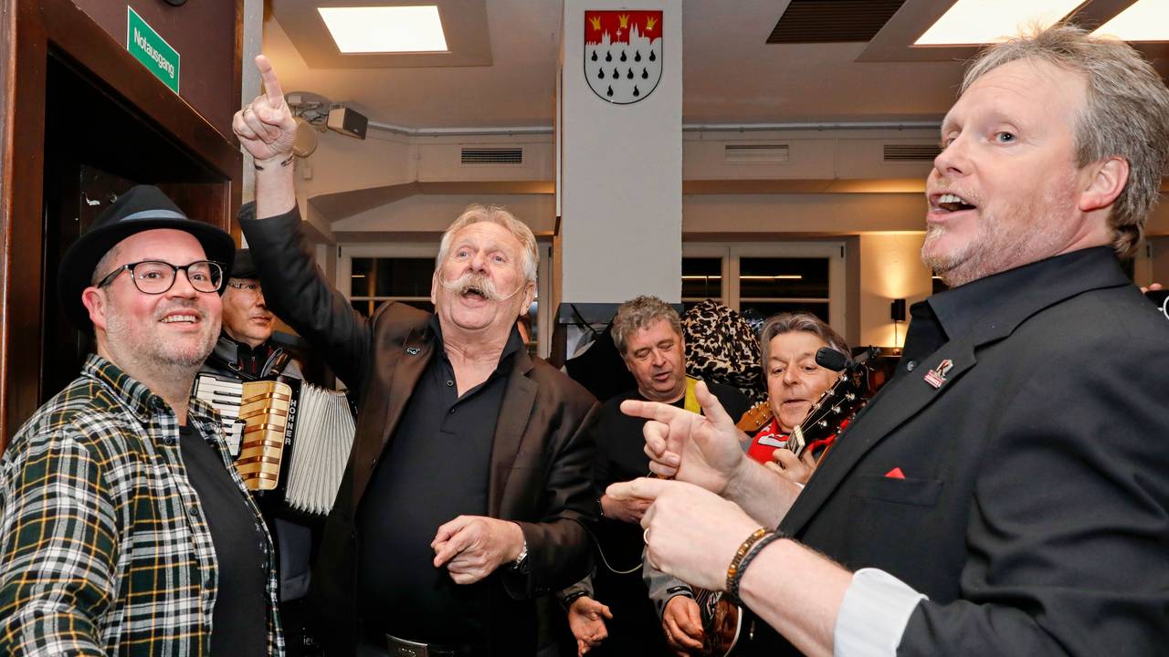 Die Kläävbotze singen für Björn Heuser.