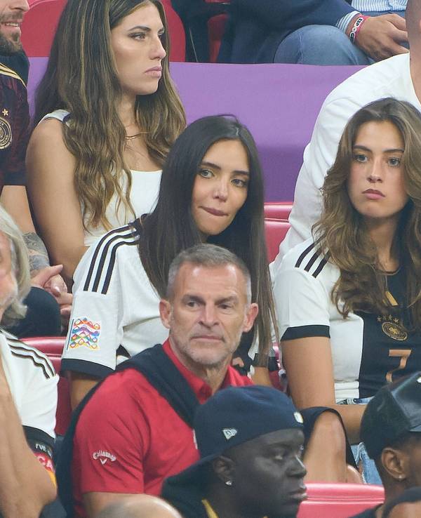 Sara Arfoui, die Frau von Ilkay Gündogan, Sophia Weber, Freundin von Kai Havertz und Kathi, Freundin von David Raum, auf der Tribüne bei der Weltmeisterschaft 2022 in Katar.
