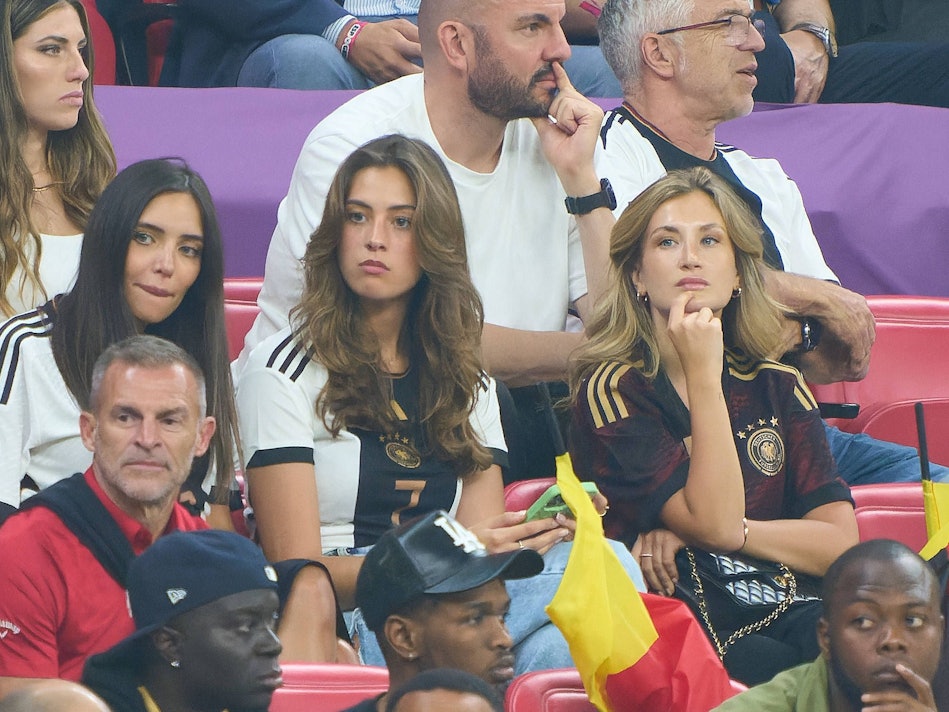 Sara Arfoui, die Frau von Ilkay Gündogan, Sophia Weber, Freundin von Kai Havertz und Kathi, Freundin von David Raum, auf der Tribüne bei der Weltmeisterschaft 2022 in Katar.