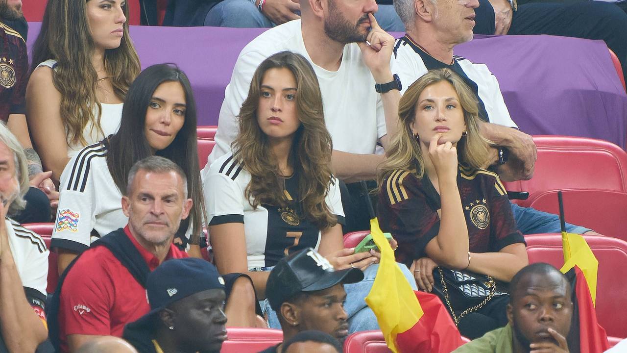 Sara Arfoui, die Frau von Ilkay Gündogan, Sophia Weber, Freundin von Kai Havertz und Kathi, Freundin von David Raum, auf der Tribüne bei der Weltmeisterschaft 2022 in Katar.