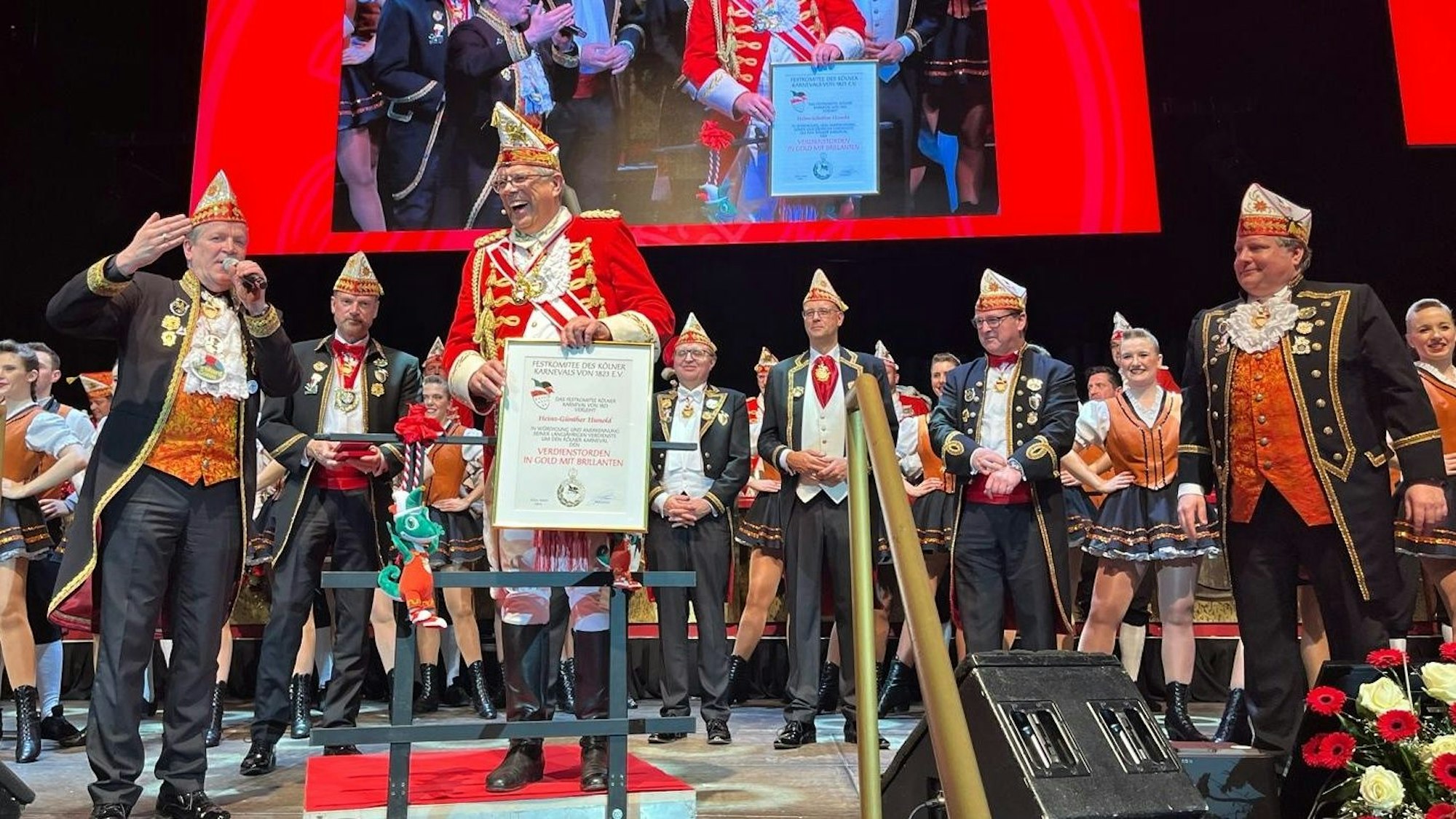 Christoph Kuckelkorn ehrt Heinz-Günther Hunold.