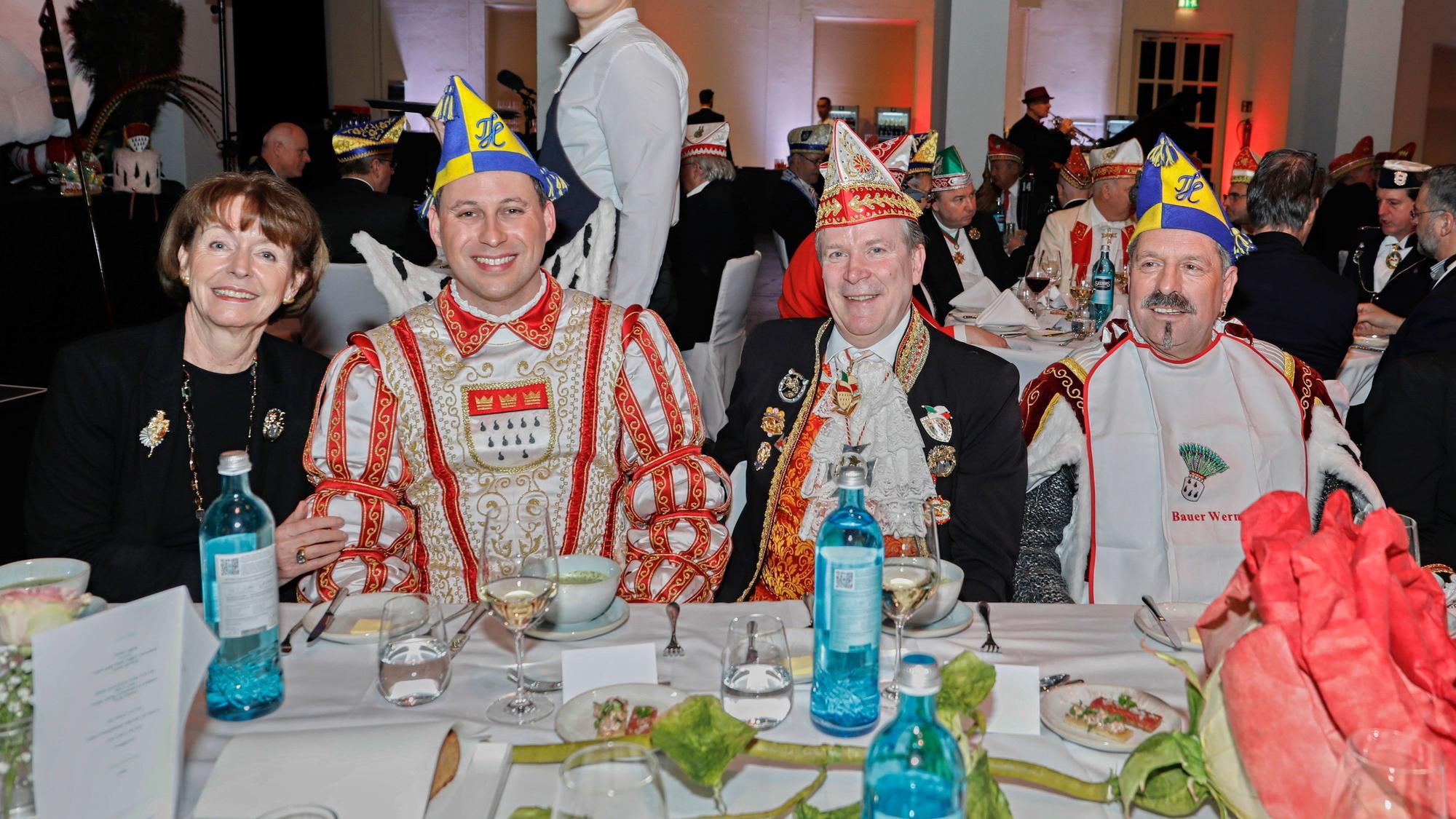 Essen des Dreigestirns in der Oper.