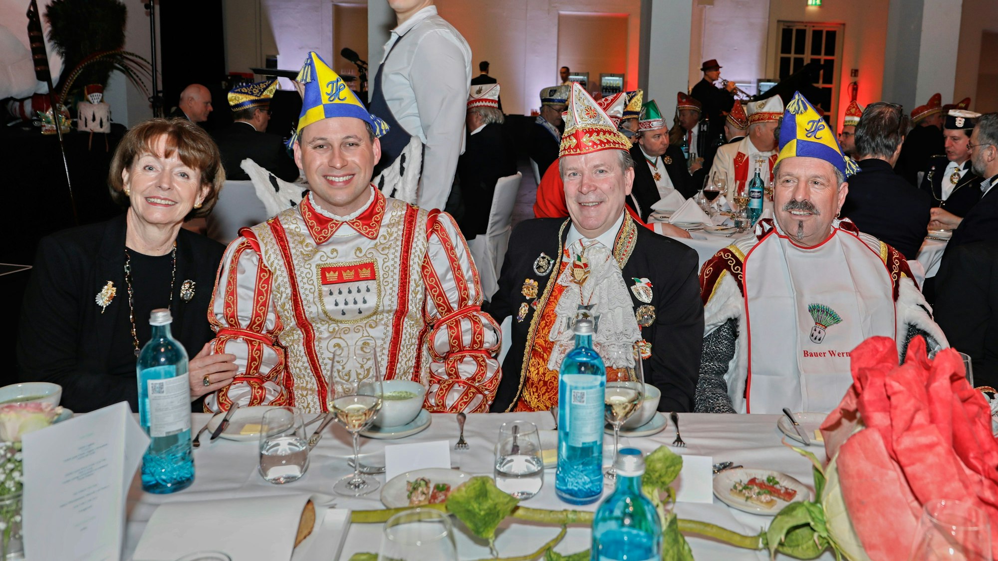Essen des Dreigestirns in der Oper.