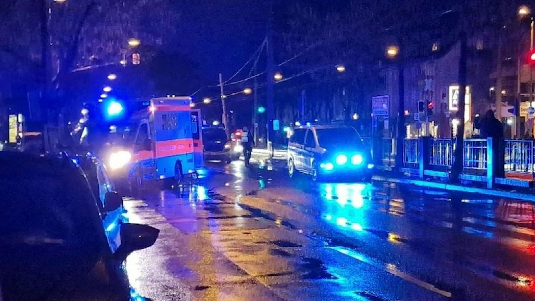 Polizei und Rettungswagen an einem Einsatzort.