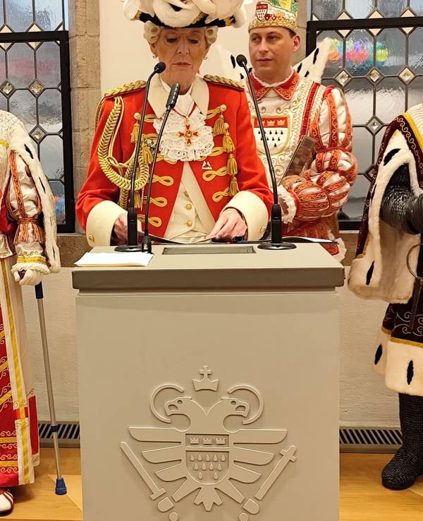 Jungfrau Frieda neben Henriette Reker im Rathaus.