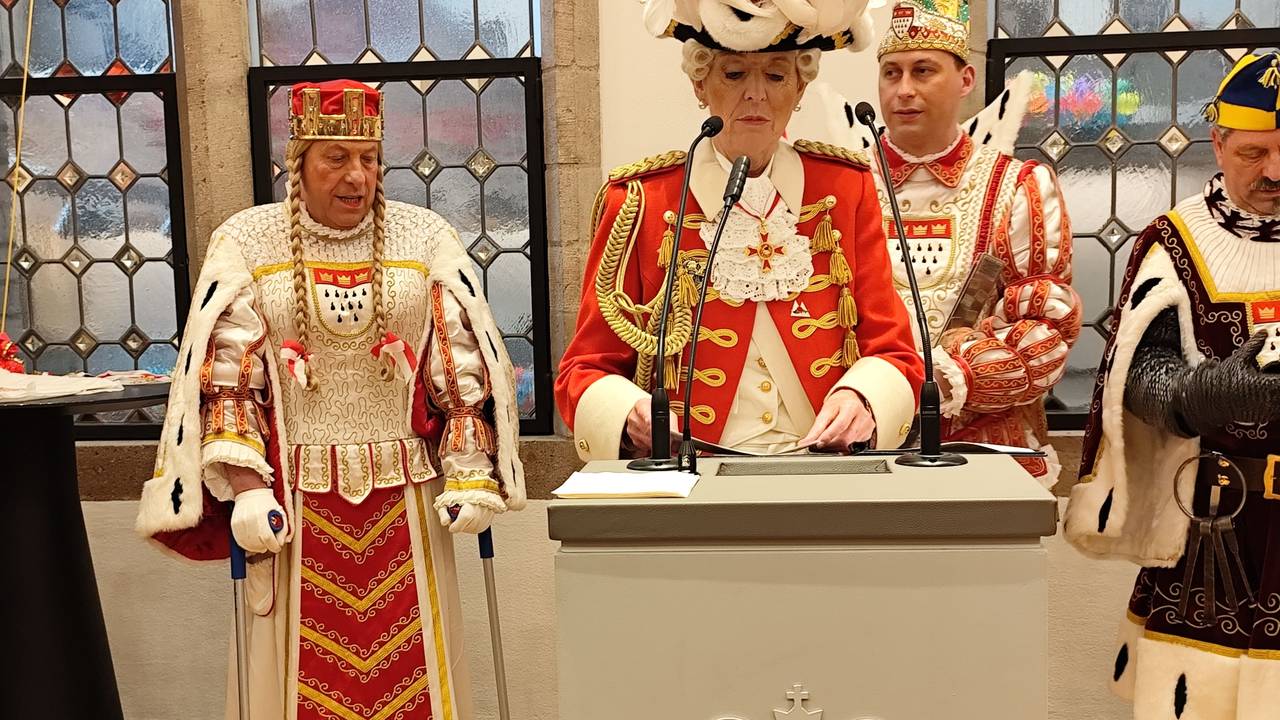 Jungfrau Frieda neben Henriette Reker im Rathaus.
