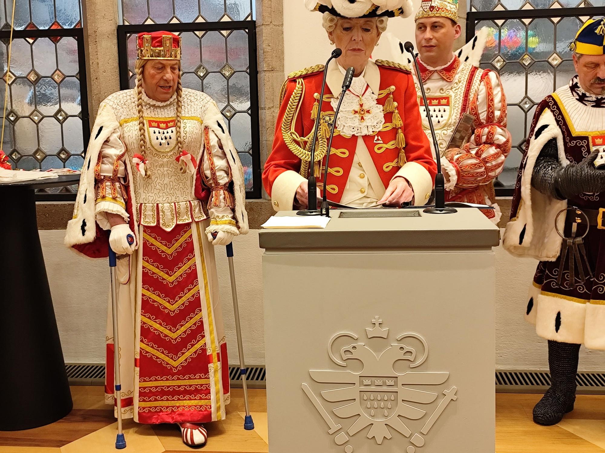 Jungfrau Frieda neben Henriette Reker im Rathaus.