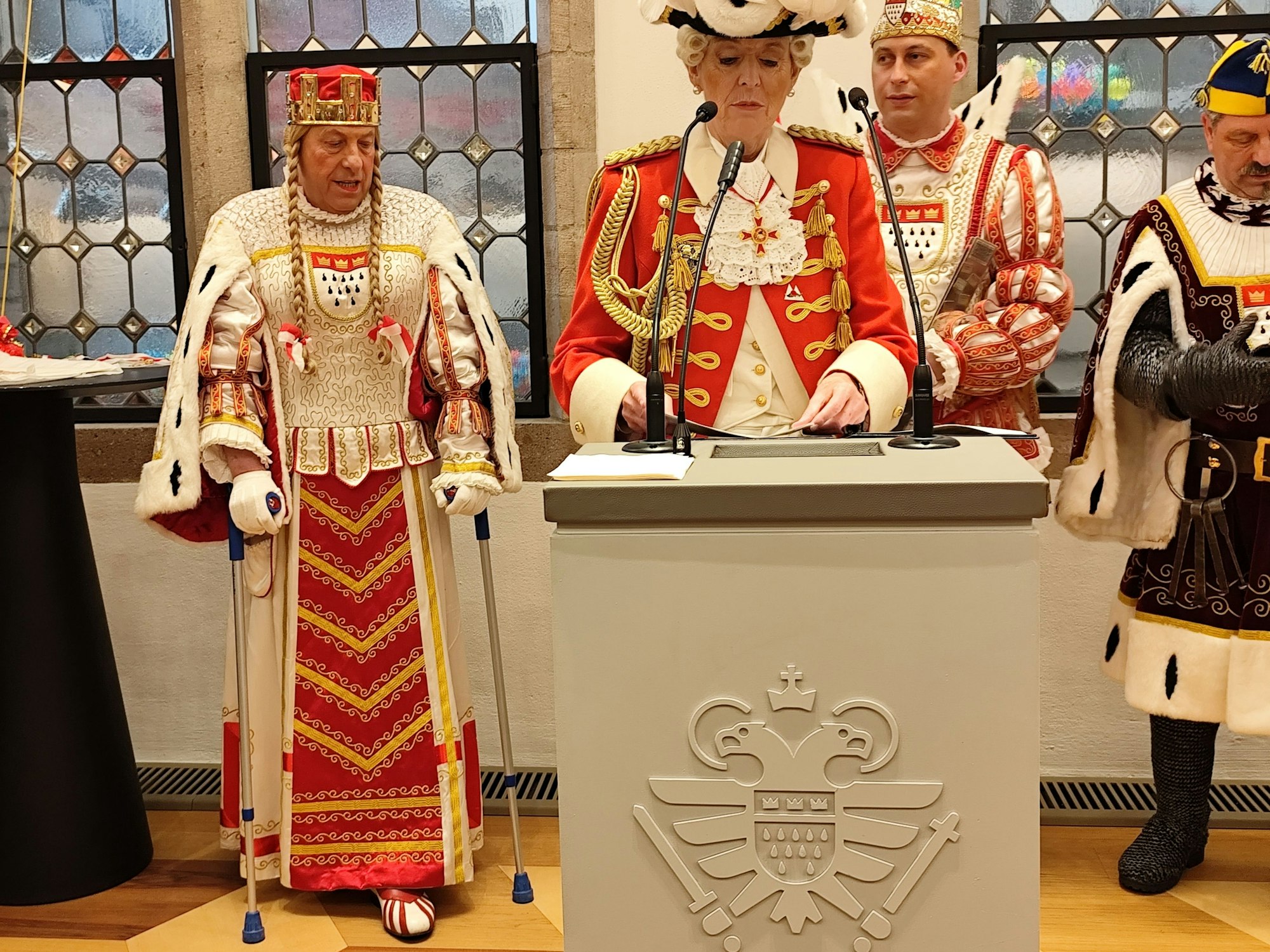 Jungfrau Frieda neben Henriette Reker im Rathaus.