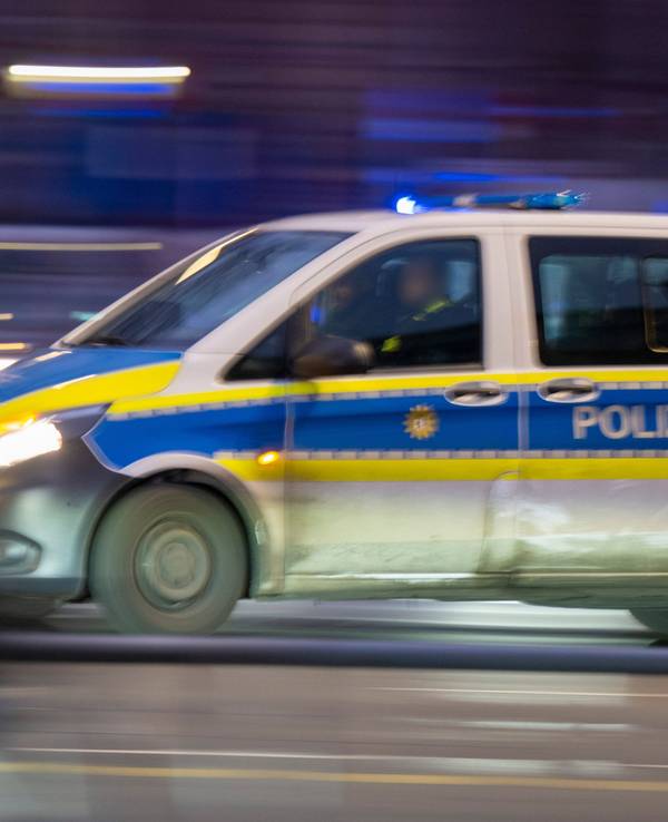 Ein Polizeiauto fährt mit Blaulicht zu einem Einsatz.