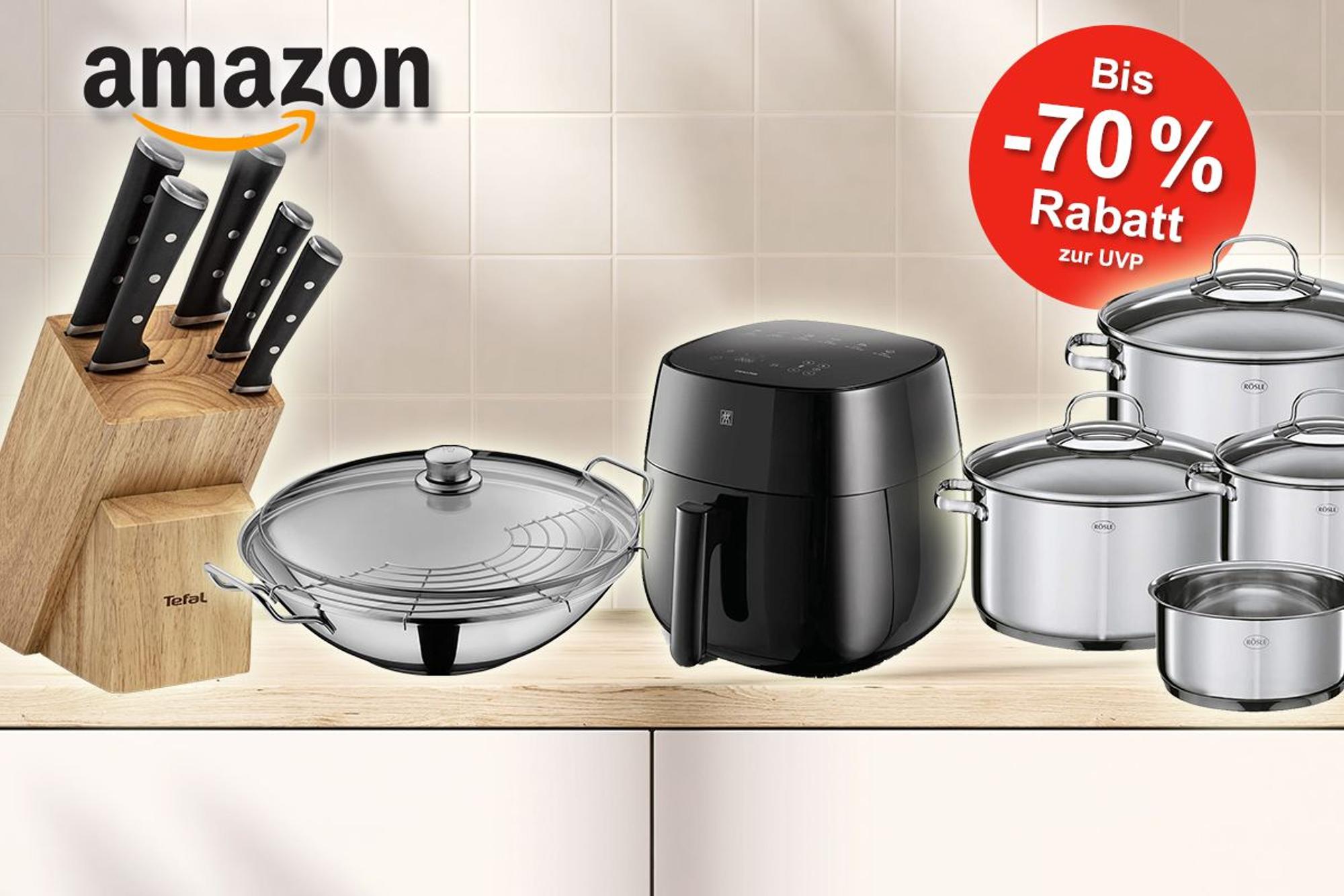 Küchenprodukte wie Wokpfanne, Airfryer, Topfset und Messerblock stehen auf einer Küchenablage