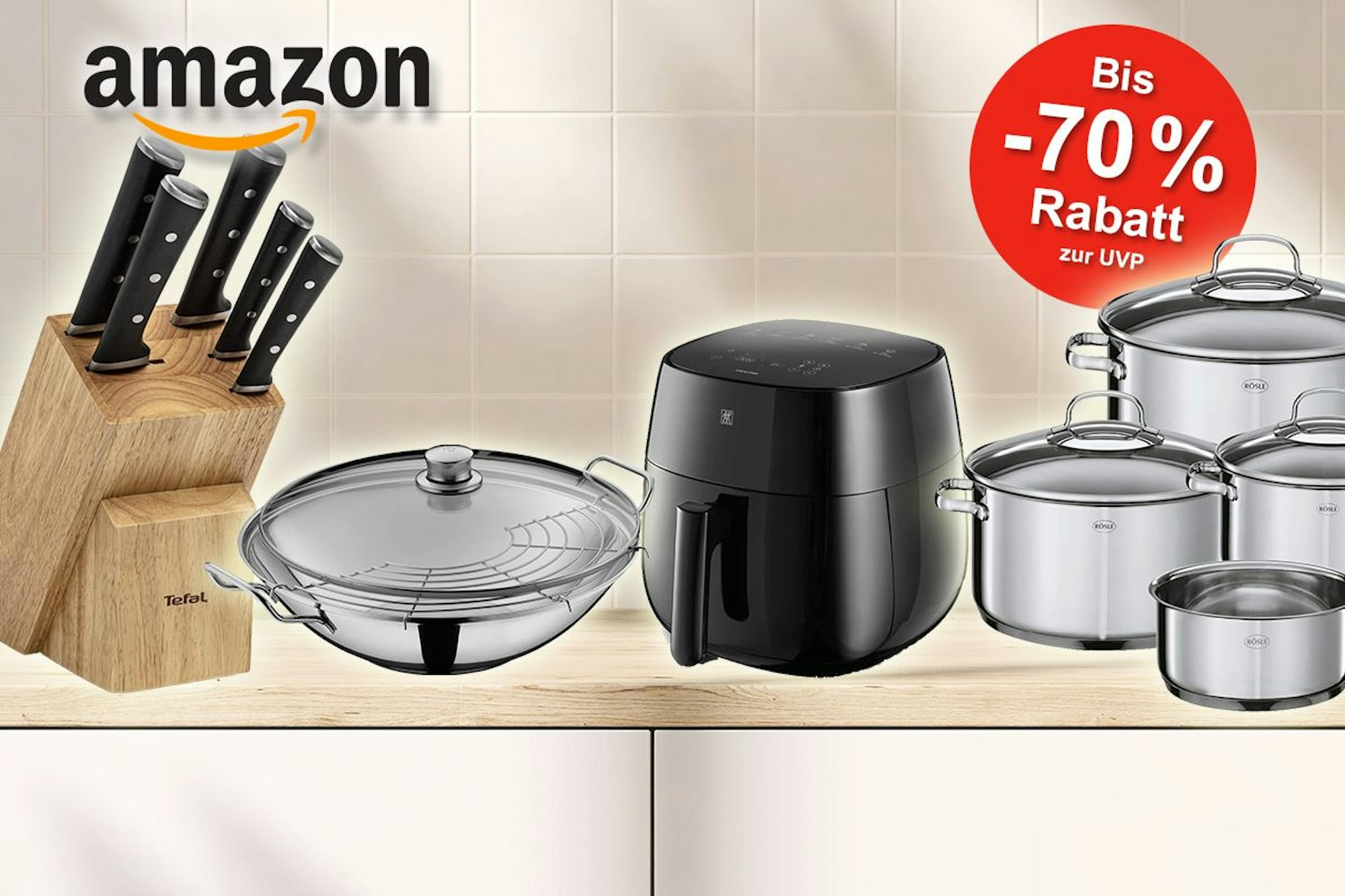 Küchenprodukte wie Wokpfanne, Airfryer, Topfset und Messerblock stehen auf einer Küchenablage