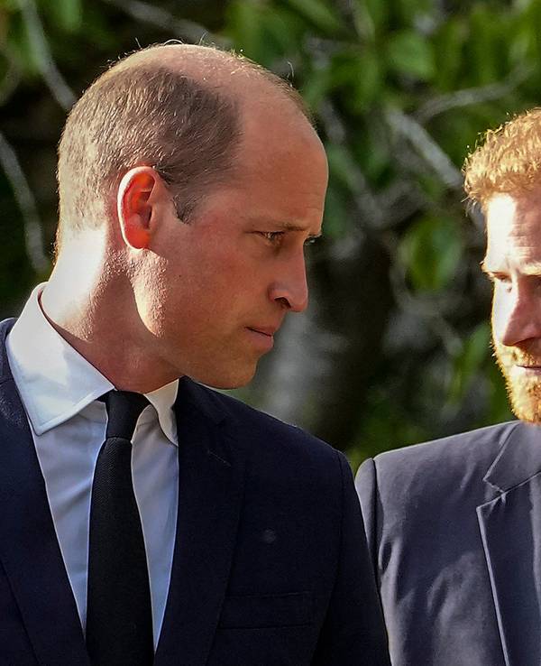 William (l), Prinz von Wales, und Prinz Harry, Herzog von Sussex, gehen nebeneinander, nachdem sie die Blumendekoration für die verstorbene Königin Elizabeth II. vor dem Schloss Windsor besucht haben.