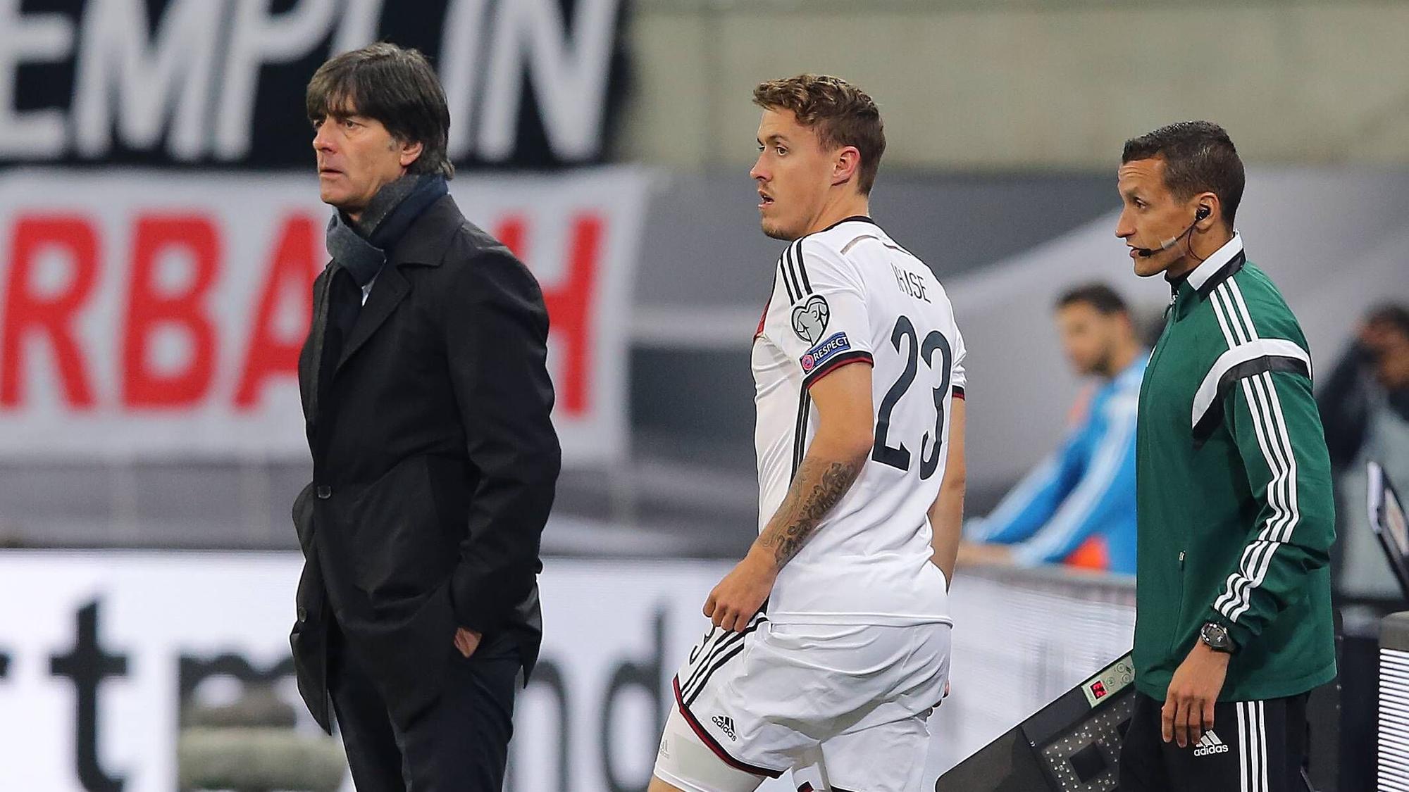 Joachim Löw wechselt Max Kruse bei einem Länderspiel.