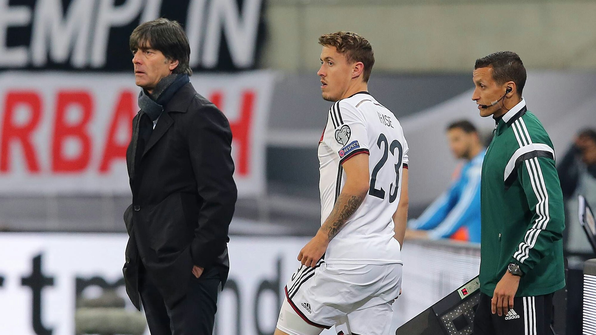 Joachim Löw wechselt Max Kruse bei einem Länderspiel.
