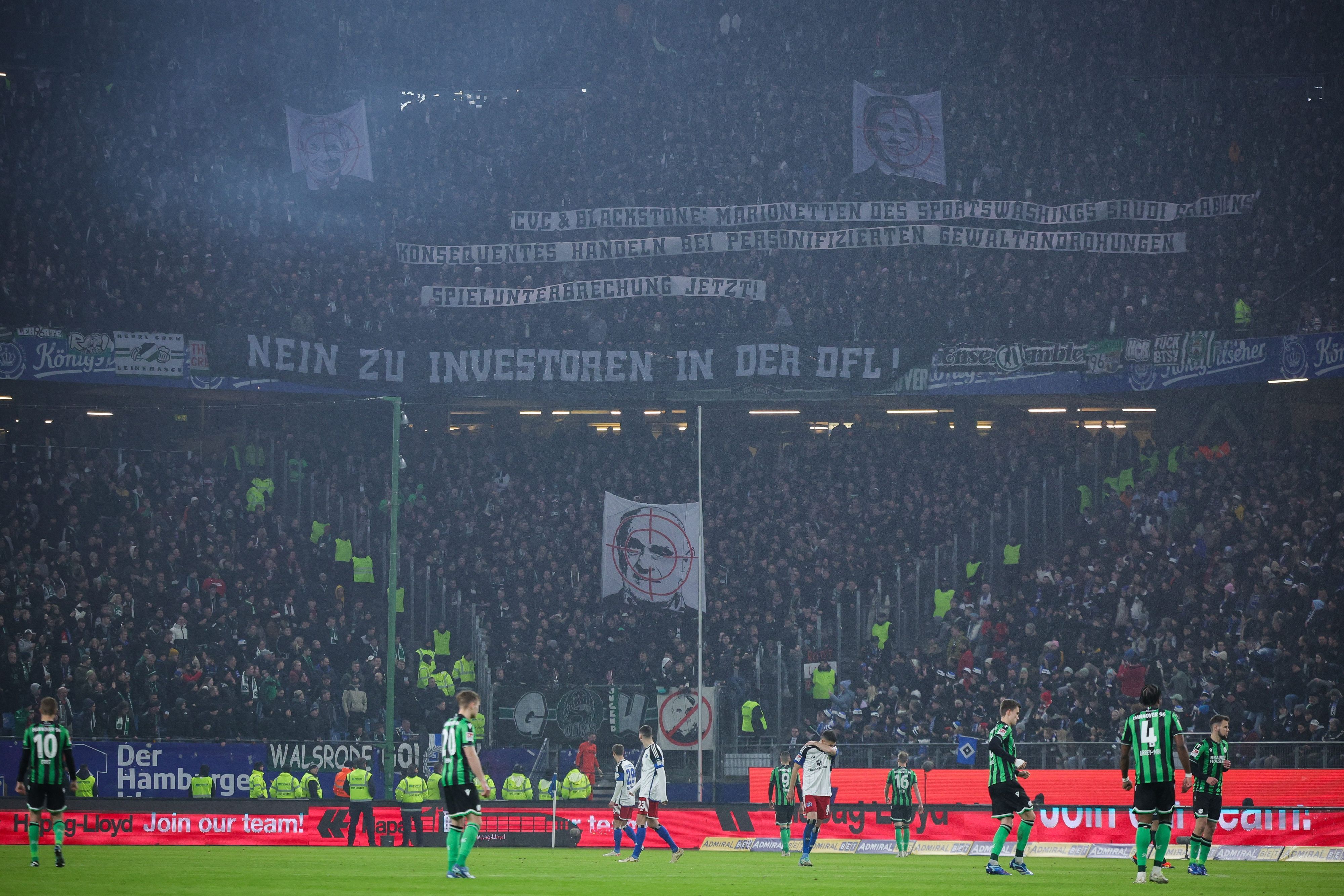 Bei einem Protest der Fans von Hannover 96 wird ein Banner mit der Aufschrift "Nein zu Investoren in der DFL!" gezeigt.