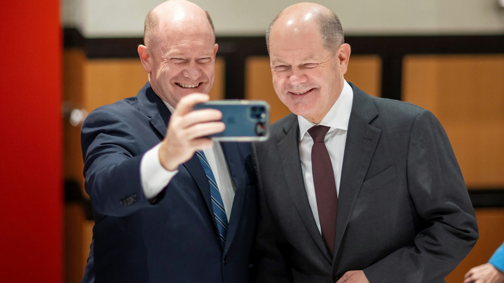 Dieses von der Bundesregierung zur Verfügung gestellte Foto zeigt Bundeskanzler Olaf Scholz (SPD, r.) mit seinem amerikanischen Doppelgänger Chris Coons, Senator im Bundesstaat Delaware.
