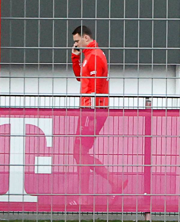 Manuel Neuer geht mit Adiletten um den Trainingsplatz.