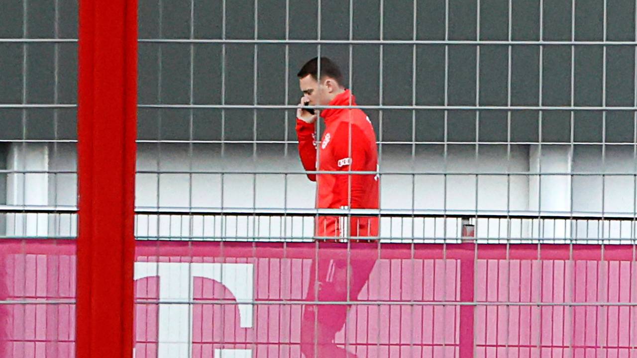 Manuel Neuer geht mit Adiletten um den Trainingsplatz.