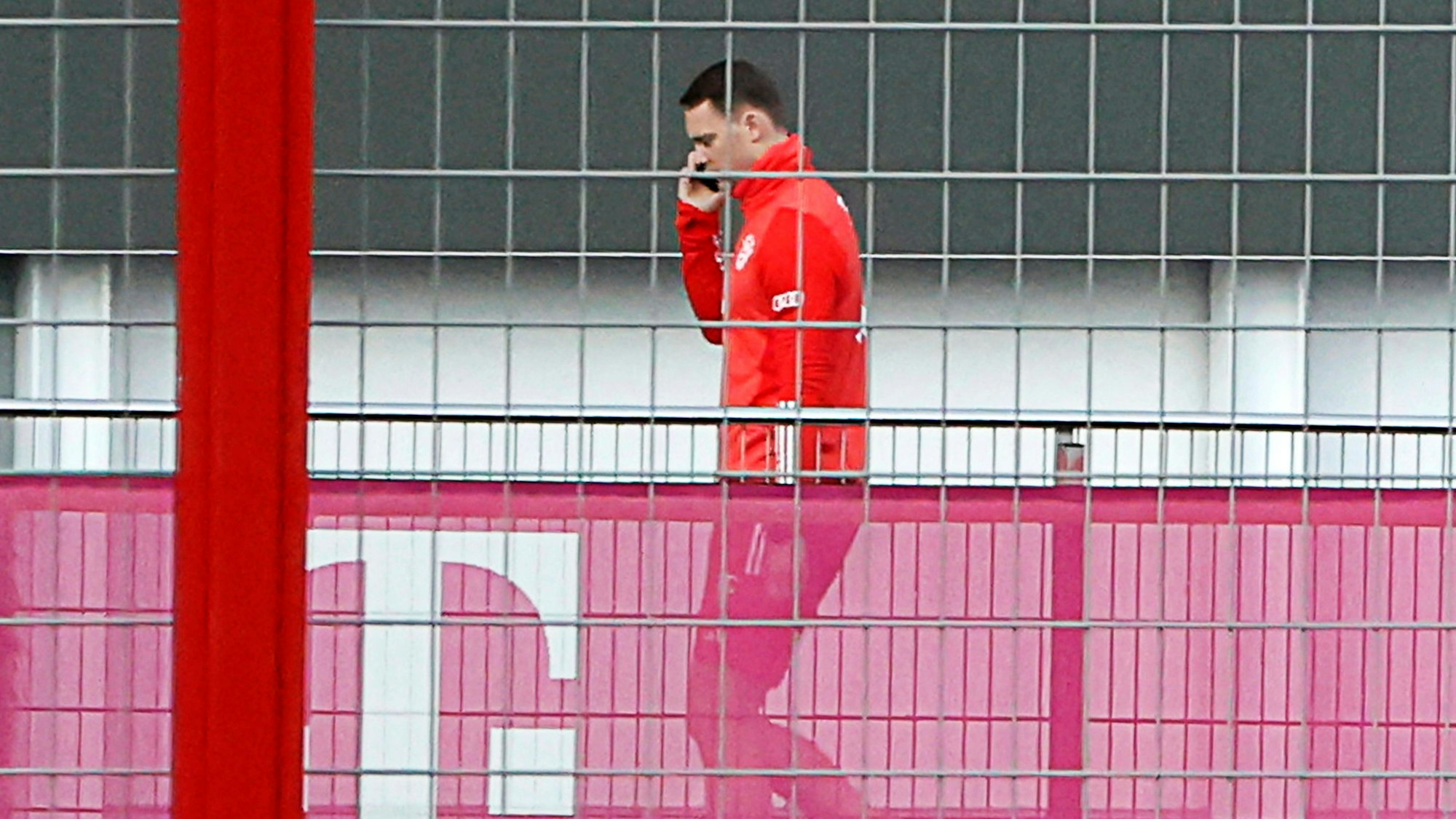 Manuel Neuer geht mit Adiletten um den Trainingsplatz.