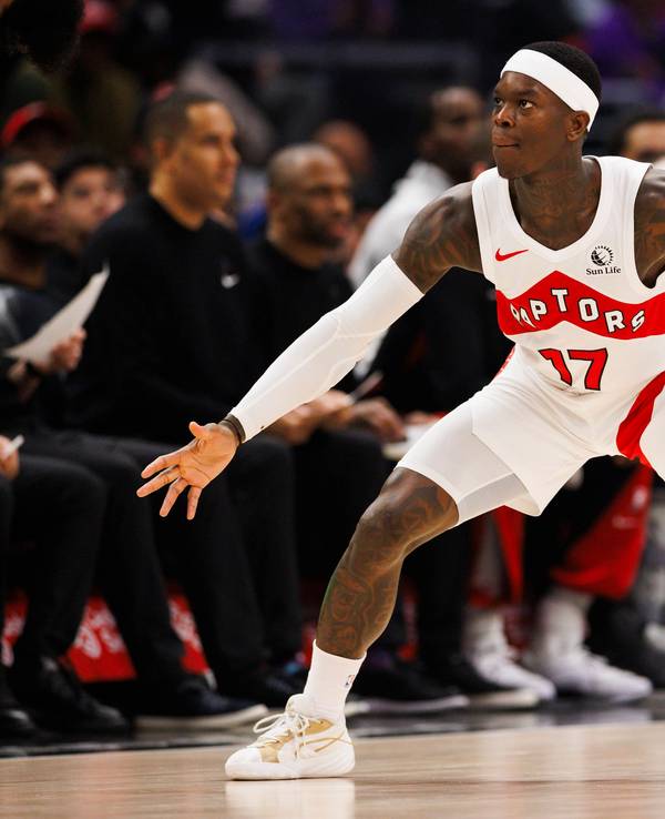 Dennis Schröder verteidigt in der NBA im Trikot der Toronto Raptors.