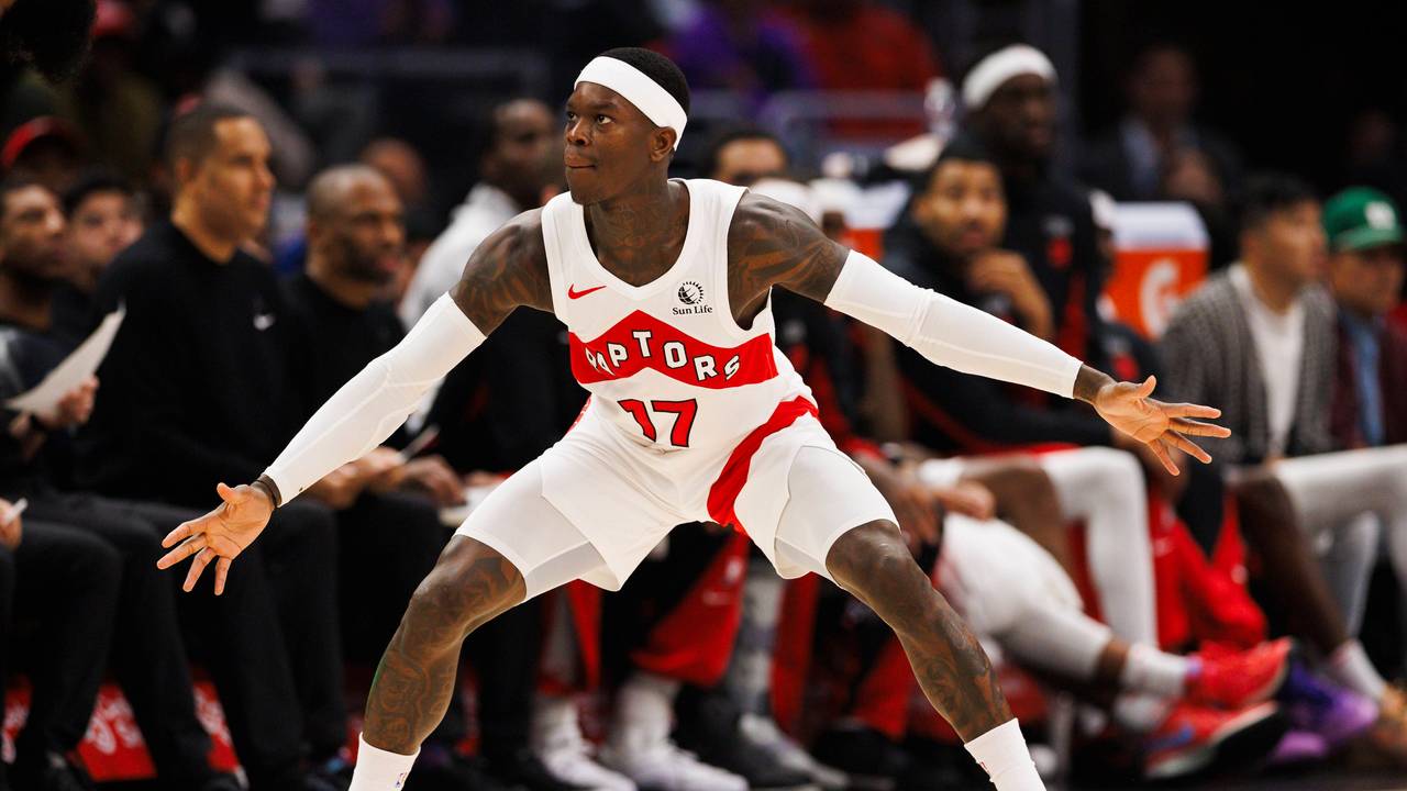 Dennis Schröder verteidigt in der NBA im Trikot der Toronto Raptors.