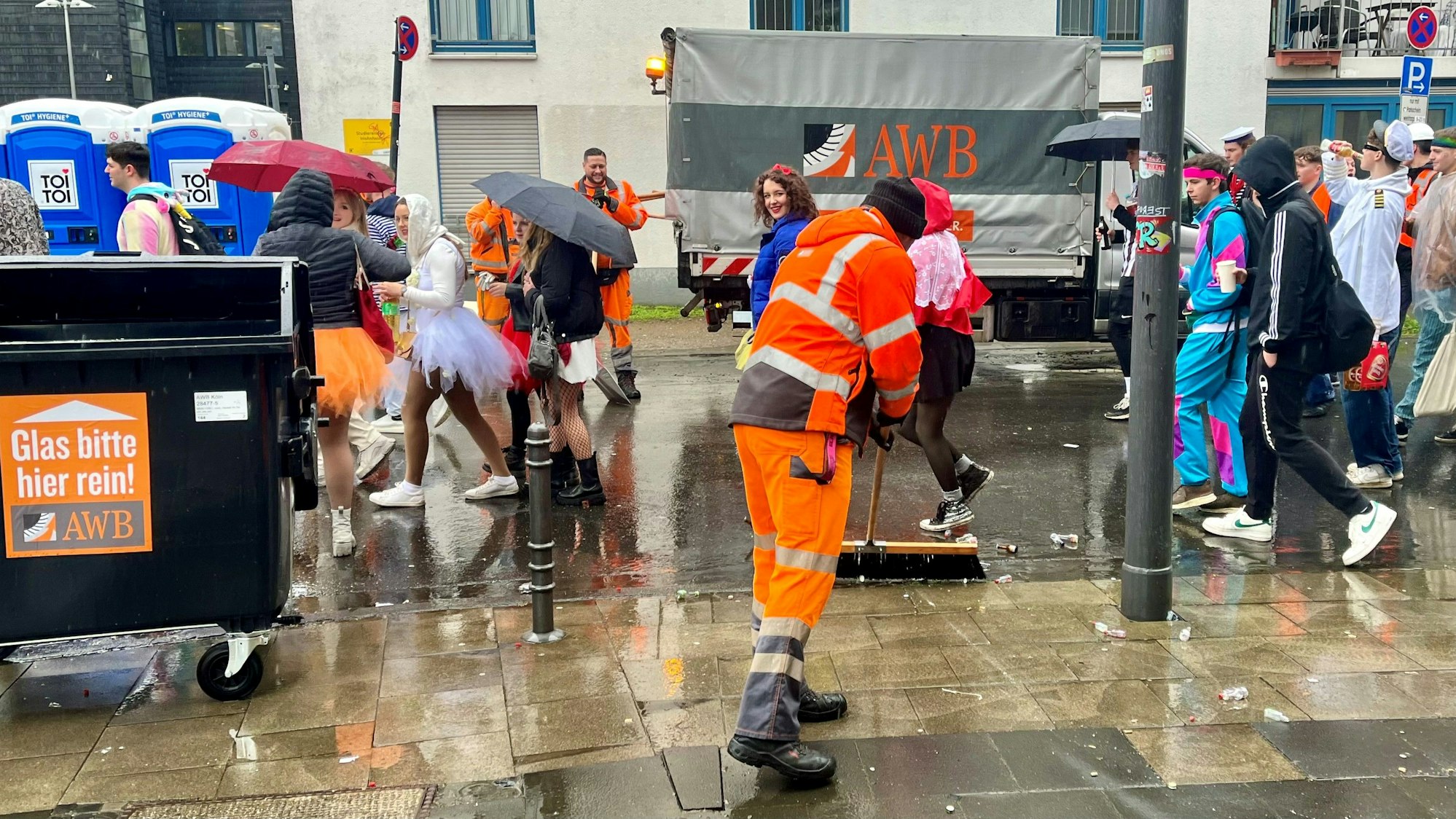 Die Kehrmännchen der AWB im Einsatz an Weiberfastnacht.