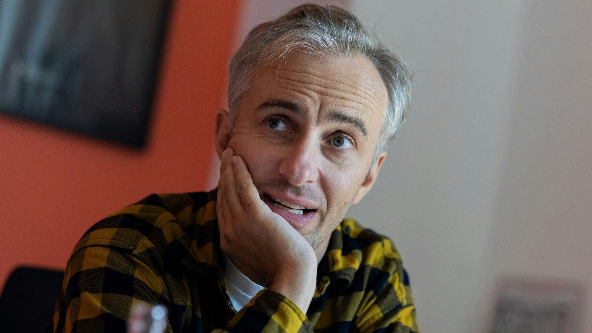 Jan Böhmermann, Moderator und Journalist, während eines Interviews.