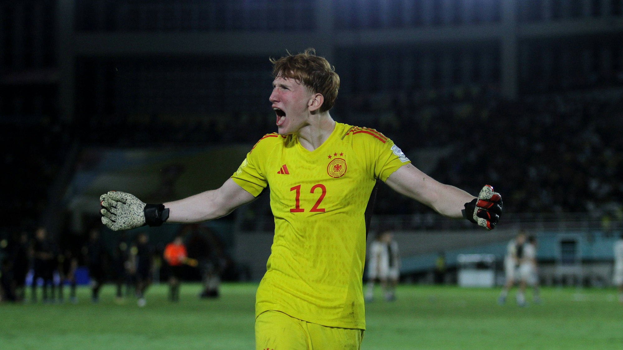 Konstantin Heide jubelt über einen gehaltenen Elfmeter.