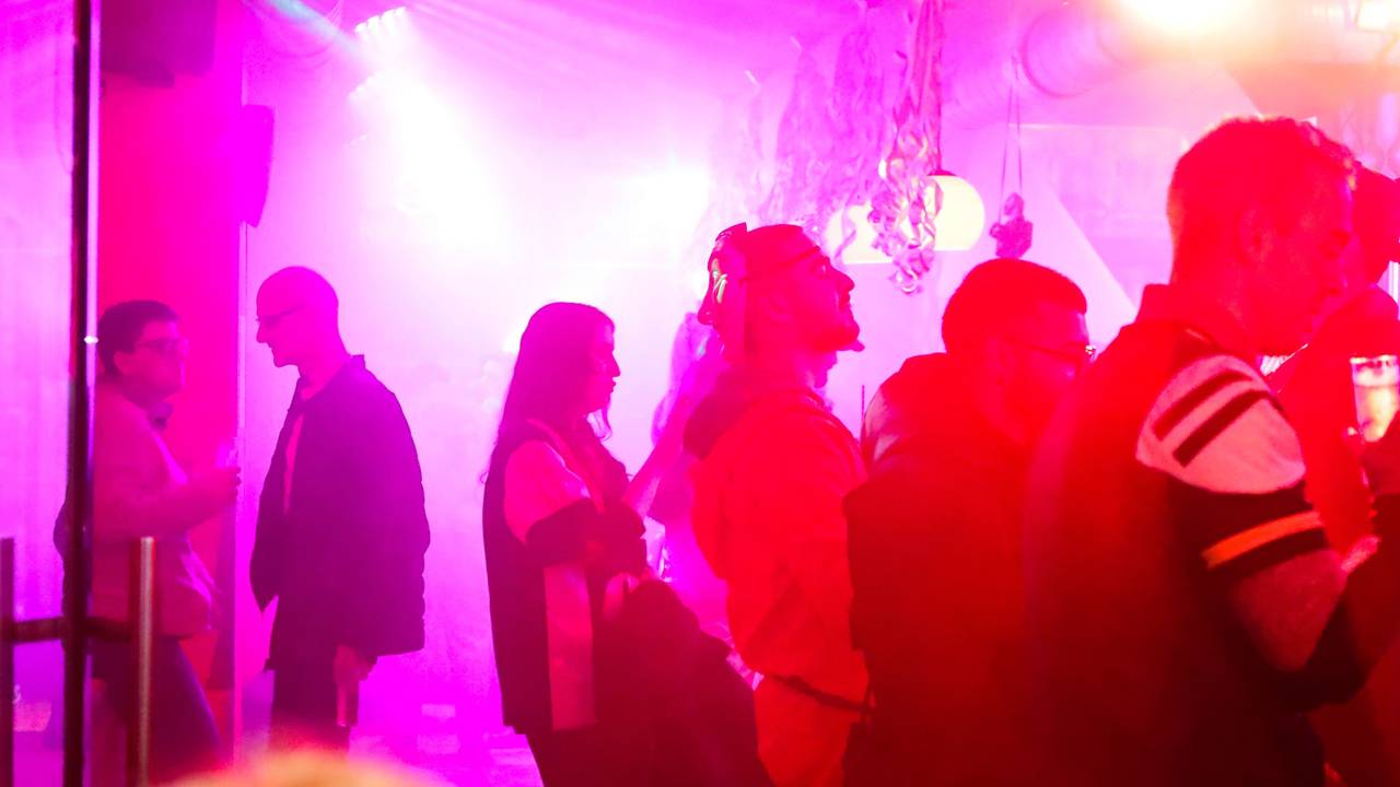 Feiernde an Weiberfastnacht in einer Kneipe am Zülpicher Platz